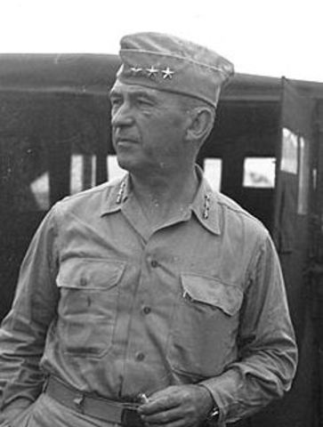 Teniente General Walter Krueger, comandante del 6º Ejército de Estados Unidos