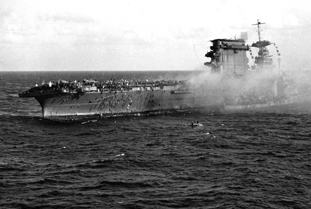 Tripulantes del USS Lexington CV-2 descienden a las aguas del océano Pacífico por medio de cuerdas