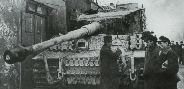 Tiger abandonado y saboteado por su tripulación en Czestochowa, Polonia. Enero de 1945