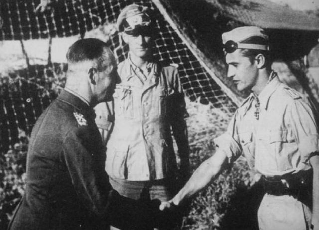 El 16 de septiembre de 1942, Rommel felicita a Marseille por convertirse en el Hauptmann mas joven de la Luftwaffe