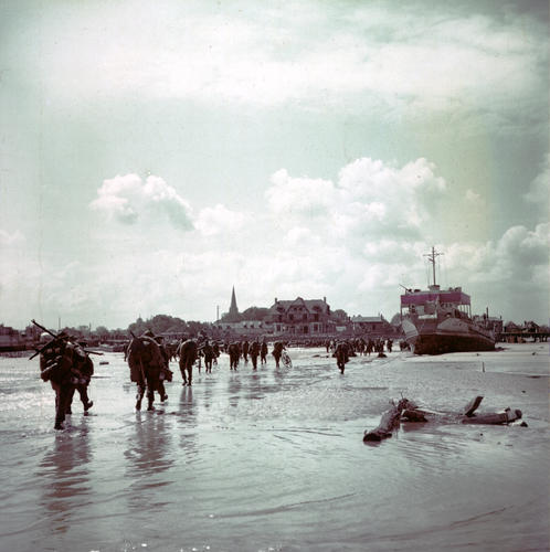 Soldados canadienses en la playa de Juno durante la invasión de Normandía, 6 de junio de 1944