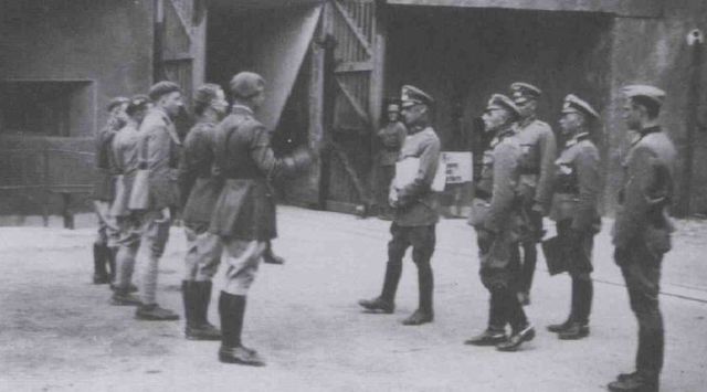 La fortaleza de Simserhof cerca de Bitche es entregada al General Wilhelm Ritter von Leeb, comandante en jefe del Grupo de Ejércitos C. 3 de julio de 1940