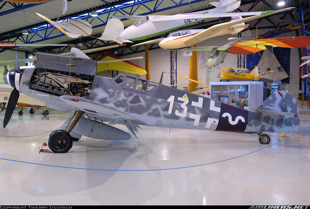 Messerschmitt Bf 109G-14 con número de Serie 784993 White 13 conservado en el Aviaticum Wiener en Neustadt, Austria
