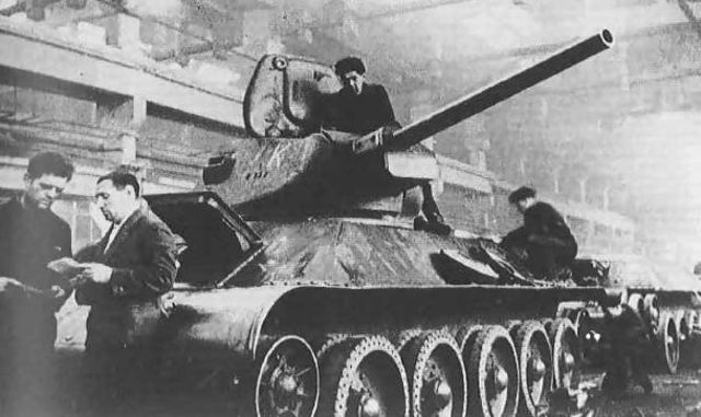Cadena de montaje de tanques T-34 76 en los Urales. El coste de fabricación de un carro era de 135.000 rublos de la época