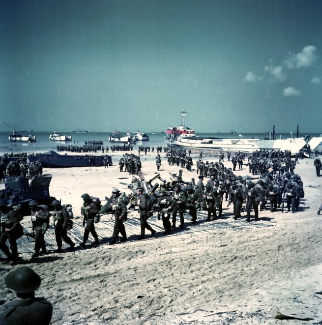 Soldados canadienses en la playa de Juno durante la invasión de Normandía, 6 de junio de 1944