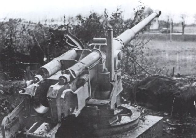 Posición alemana de 88 mm abandonada en los Vosgos. En la prisa por crear defensas, muchos cañones de 88 mm destinados a los Jagdpanther se ajustaron a montajes de campo estáticos, colocados para cubrir áreas defensivas de vital importancia