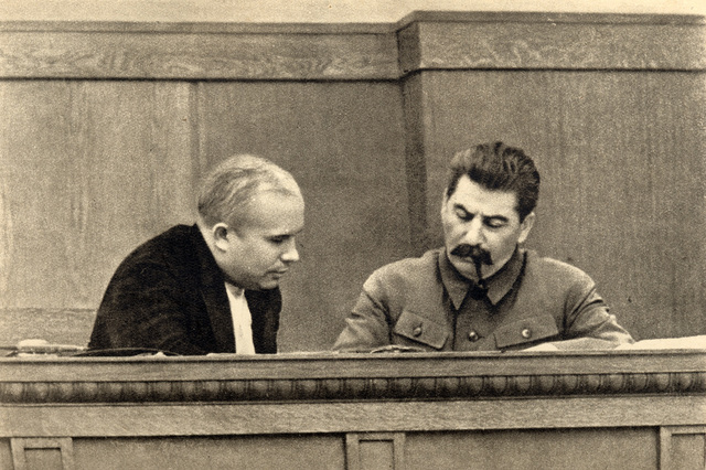 Joseph Stalin y Nikita Jrushchov, en 1936