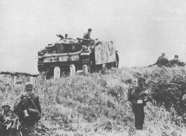 Carro de asalto StuG III y granaderos de la Das Reich avanzando por la estepa durante la batalla de Kursk