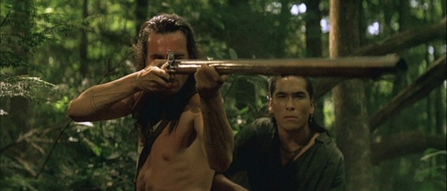 Hawkeye-Nathaniel Poe, Daniel Day-Lewis, dispara con un fusil Kentucky durante la apertura de la película The Last of the Mohicans dirigida por Michael Mann en 1992
