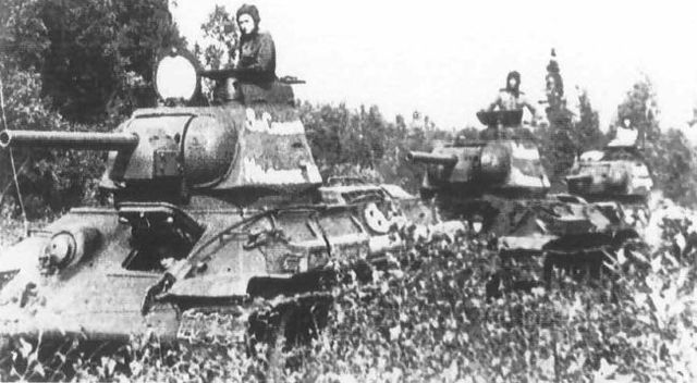Columna de T-34 76 avanza por suelo de Ucrania durante la ofensiva soviética sobre Kharkov en el verano de 1943