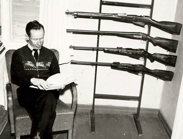Simo en su casa en Finlandia junto a su colección de rifles