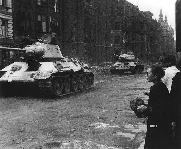 Carros soviéticos T-34 en Berlín. Abril 1945