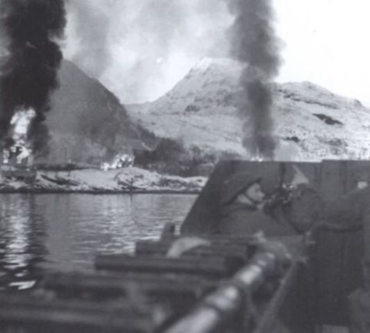 Tropas de refuerzo del capitán Peter Young, empleadas en la isla de Maaloy son transportadas hacia Vaagso