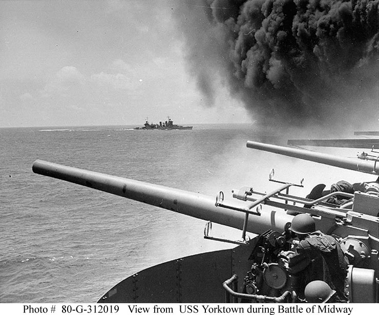 Vista desde el USS Yorktown CV-5 desde el lado de estribor de la cubierta de vuelo, se aprecia un cañón de 38 mm y al fondo al USS Astoria CA-34 después de que fuera alcanzado por tres bombas japonesas el 4 de junio de 1942