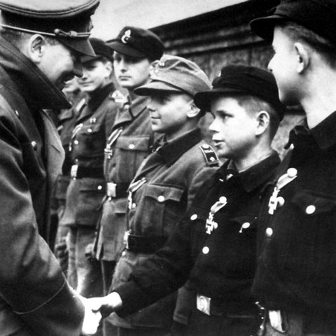 Alfred Czech junto a Wilhelm Hübner es felicitado por Adolf Hitler. Berlín, 20 de marzo de 1945