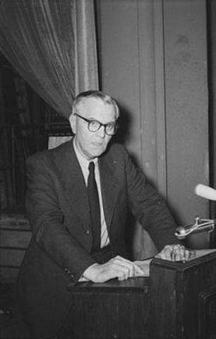 Friedrich Paulus en 1954, durante una conferencia de prensa, en Berlín Oriental