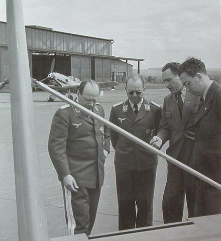 Gerhard Fieseler, segundo por la derecha, mostrando uno de sus productos, posiblemente un Fi 156 Storch a oficiales de la Luftwaffe, el 1º de la izquierda es Ernst Udet
