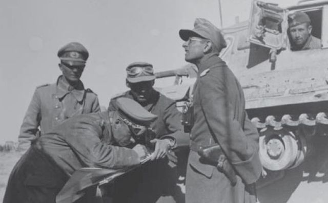 Rommel junto a unos oficiales durante la batalla de Gazala, mayo-junio 1942. Durante esta batalla el mando y liderazgo de Rommel fue clave para la victoria del Eje