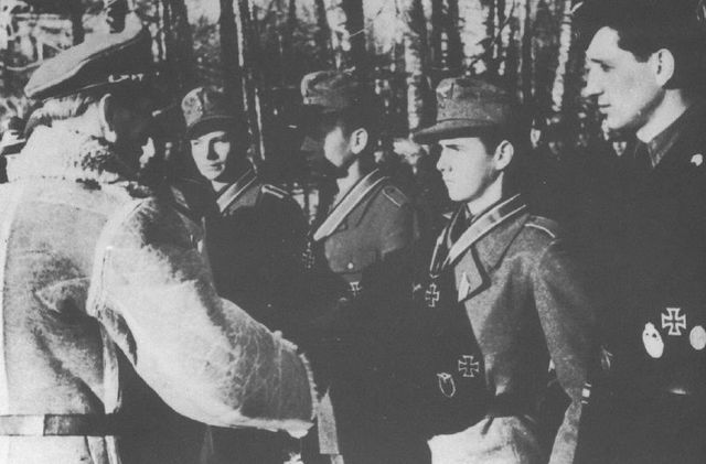 Generalmajor Schmalz, comandante de la HGD desde abril de 1944 hasta el final de la contienda, condecorando a personal de la división que destacaron en los combates contra los soviéticos en Prusia Oriental