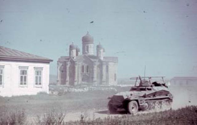 Semioruga alemán SdKfz 250 3, radio, perteneciente al I Grupo Panzer, Von Kleist, atravesando una población rusa