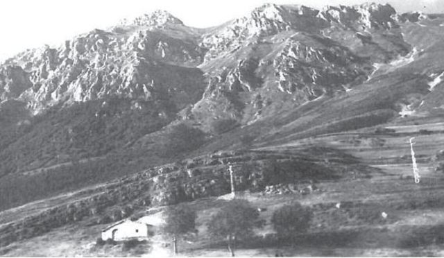Vista del Gran Sasso, con la población de Assergi en el valle. La posición era muy ventajosa para los italianos
