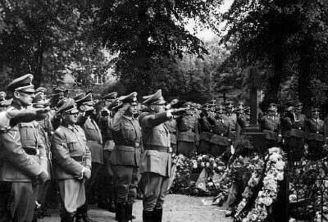 Otra imagen del funeral, esta vez ya en el cementerio de Berlín