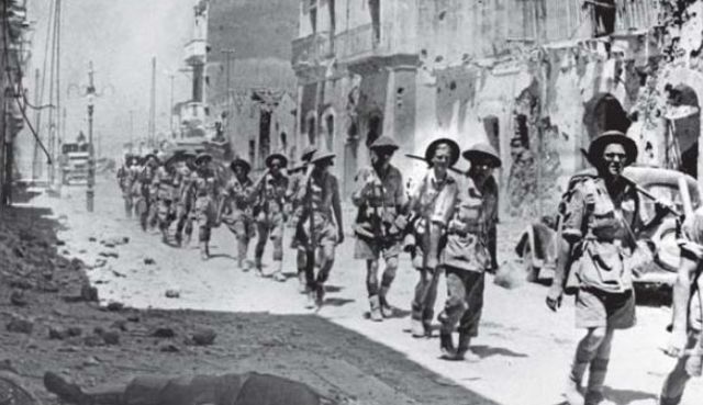 Después de semanas de intensos combates, el 5 de agosto, tropas británicas de la 78ª División aseguran la carretera de Adriano, en la ruta a Messina