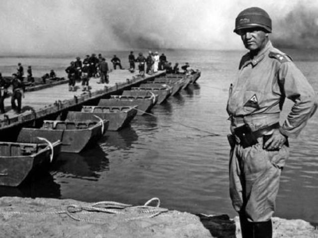 Patton junto a un pontón sobre el río Rojo, el 8 de septiembre de 1941, durante unas maniobras del 3er Ejército en Louisiana