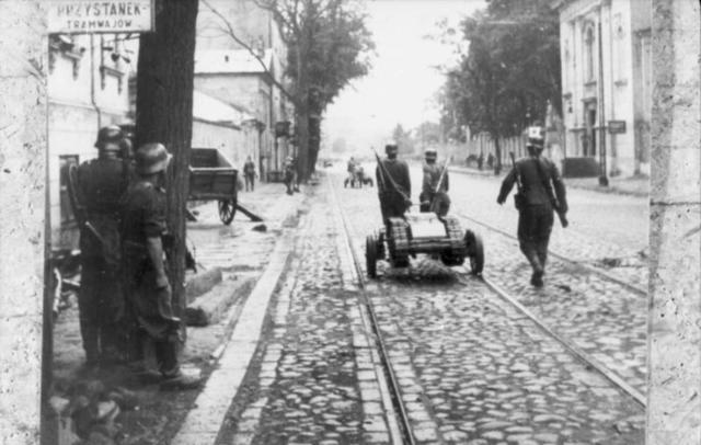 Soldados alemanes arrastrando un Goliath en la calle Powazkowska