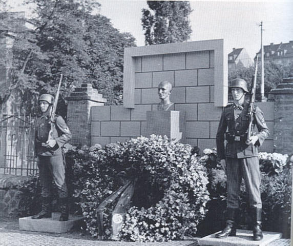 Monumento erigido en Praga en memoria de Heydrich, con una guardia perpetua de honor. Fue destruido por los checos en 1945