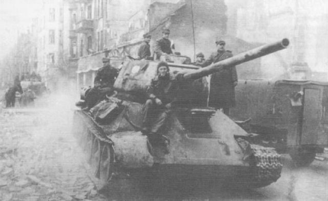 Carro T-34 85 de la 1ª Brigada acorazada polaca en Prusia Oriental. Marzo de 1945