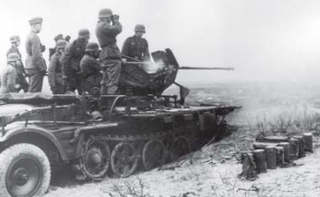 Semioruga alemán SdKfz 10 4 20 mm Flak abriendo fuego sobre las posiciones soviéticas cercadas en el saliente de Barvenkovo