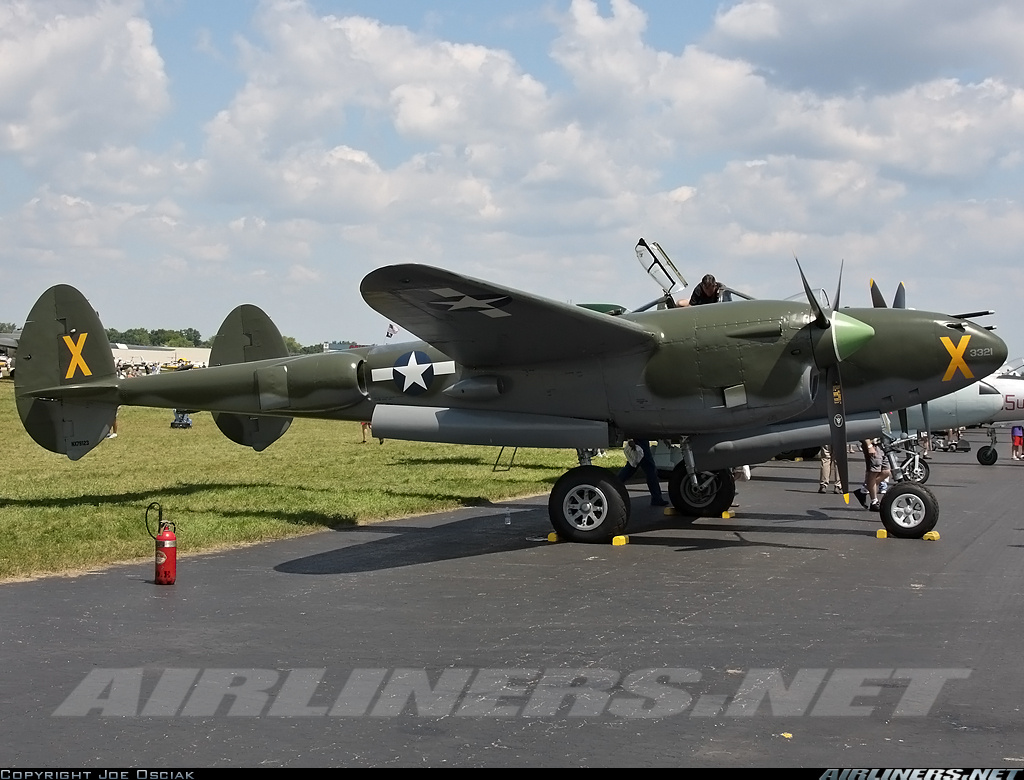 Lockheed P-38L-5LO Lightnings con número de Serie 44-27231 N79123 X Ruff Stuff conservado en el Gathering of Mustangs and Legends en Columbus, Ohio