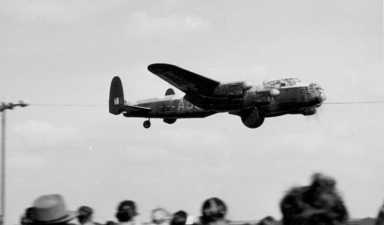 El último modelo en producción del Lancaster fue el B.VII, que montaba una torreta dorsal American Martin con dos Browning calibre 0.50 de 12,7 mm sustituyendo a la Frazer-Nash. La nueva torreta fue emplazada un poco más adelante. La versión B.I del Lancaster fue producida durante toda la guerra, la última unidad fue entregada por Armstrong Whitworth el 2 de febrero de 1946