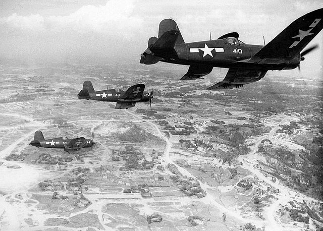 Tres Corsairs sobrevuelan Okinawa el 10 de junio de 1945
