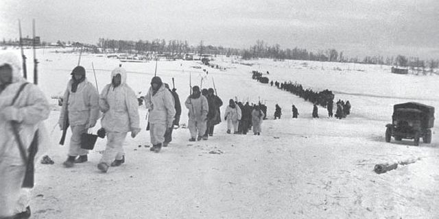 Refuerzos de infantería soviética camino a la línea del frente. Enero 1942