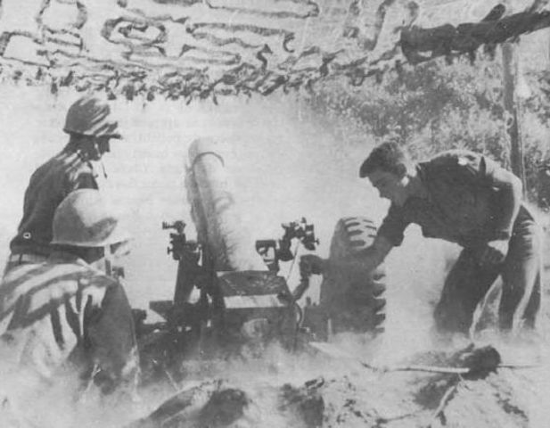 Artillería de campaña norteamericana bombardeando posiciones alemanas