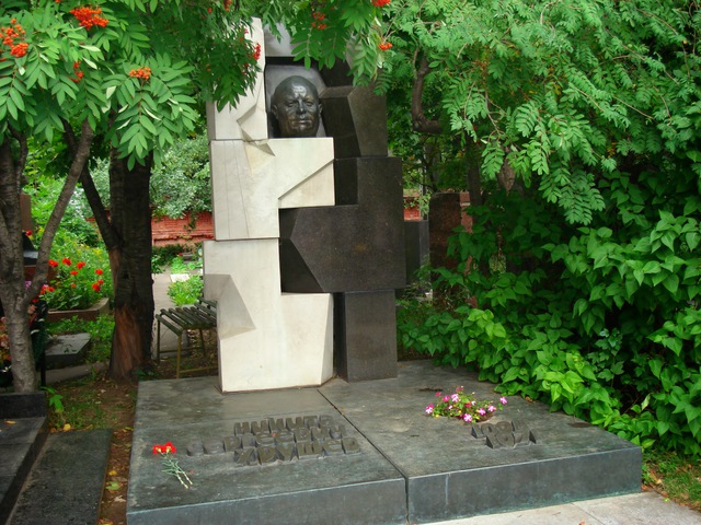 Tumba de Nikita Jrushchov en el cementerio Novodevichy