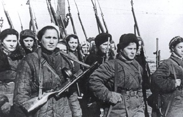 Compañía femenina de voluntarias. Más de 10.000 mujeres formaron 20 batallones de trabajadoras para la defensa interna de Leningrado