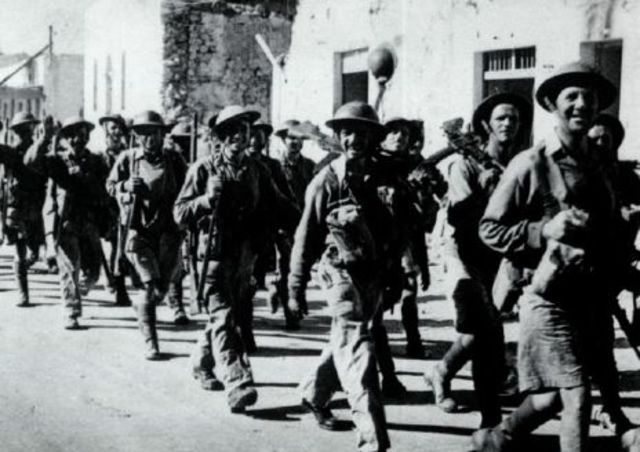 Hombres del 1 6 Queens entran en la recapturada población de Tobruk