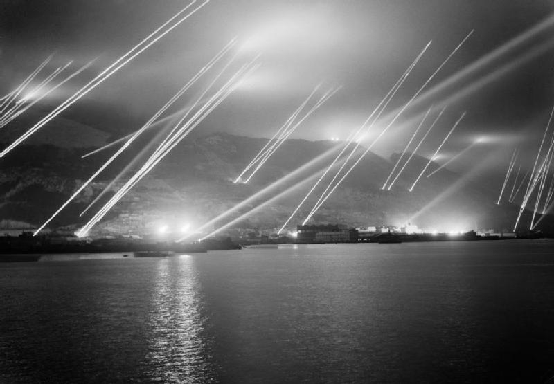 Reflectores antiaéreos en Gibraltar, 1942
