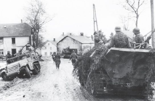 Tropas del Kampfgruppe Peiper avanzando hacia el río Mosa. Diciembre de 1944