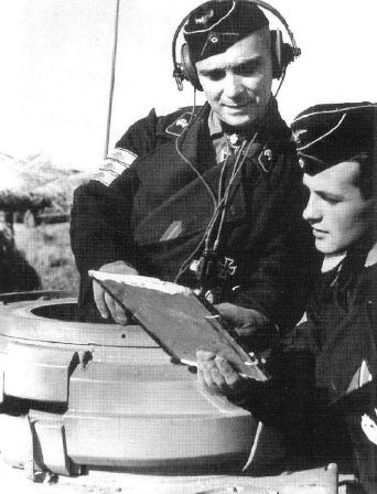 Franz Bäke en la torreta e su panzer IV Befehlswagen, carro de mando