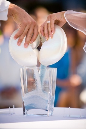 Using seashells to pour sand