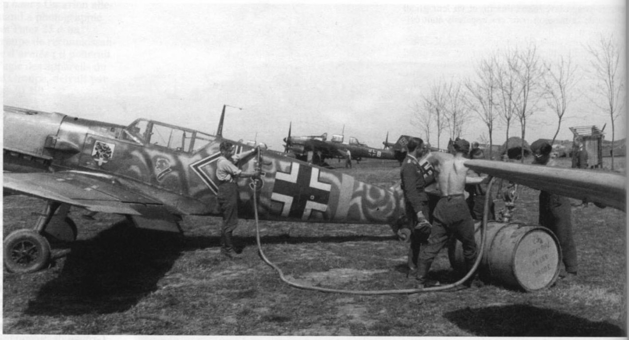 Abastecimiento de combustible a un Me 109 del JG 54, aeródromo de Arad, Rumania en 1941