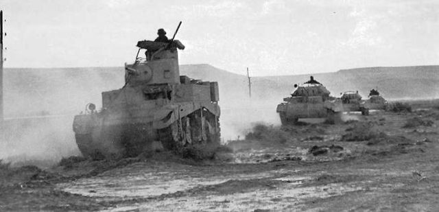 Columna blindada de la 7th Armoured Division, las Ratas del Desierto, avanzando por el desierto libio. Finales de 1941