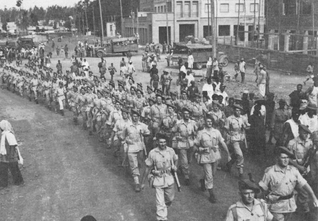 Highlanders sudafricanos desfilando por la liberada ciudad de Addis Abeba
